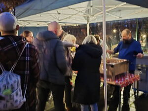 pbg Pavillon wo Bratwurst gegrillt wird. Menschen stehen davor und warten.