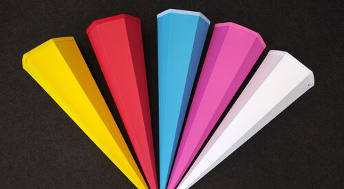 5 bunte Schultütenrohlinge in einem Halbkreis schwarzer Hintergrund.