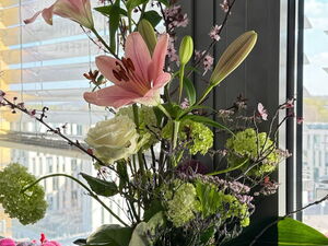 Blumengesteck auf einem Fensterbrett.