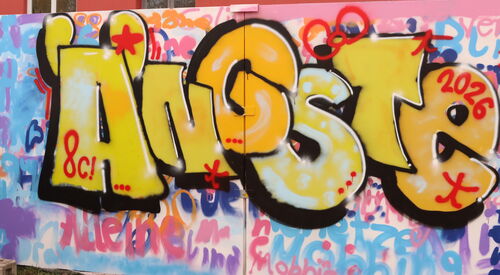 Besprayte Graffiti Wand. Groß das Wort "ÄNGSTE" in Gelb.