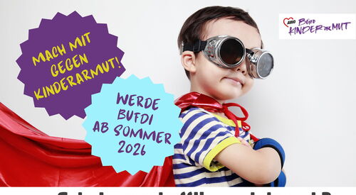 Kind mit Fliegerbrille und rotem Umhang vor hellem Hintergrund, Grafik zur Bewerbung für den Bundesfreiwilligendienst (BuFDi) ab Sommer 2026.