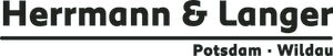 Schwarzer Schriftzug „Herrmann & Langer“ und darunter „Potsdam – Wildau“, getrennt durch eine waagerechte Linie.