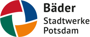 Kreisförmiges Logo aus vier farbigen Segmenten in Rot, Blau, Orange und Grün, daneben schwarzer Schriftzug „Bäder - Stadtwerke Potsdam“.