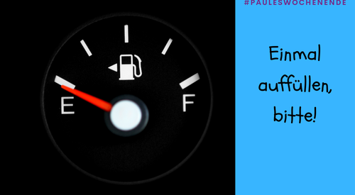 Eine Tankanzeige eines Autos zeigt an dass der Tank komplett leer ist. Der Text im Bild sagt: „Einmal auffüllen bitte! #pauleswochenende“