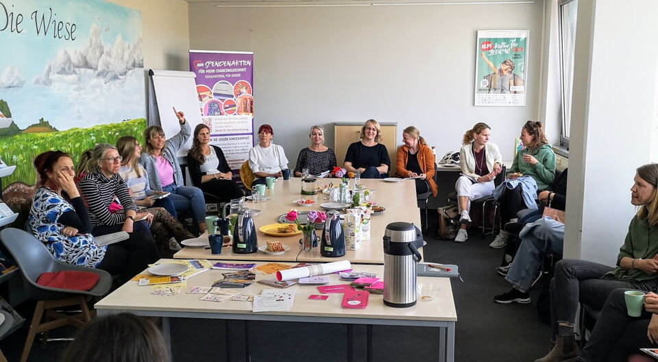 Schulsozialarbeiter*innen zu Gast im AWO Büro KINDER(ar)MUT