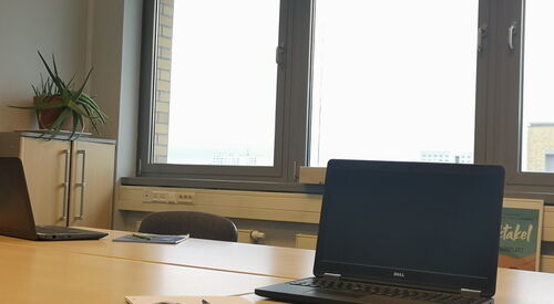 Schreibtische mit einem Laptop