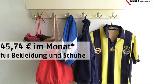 Wandgarderobe – 6 Haken, Turnschuhe, Turnbeutel, Jacke hängen daran. Text: 45,74 Euro im Monat (Hartz IV-Regelsatz für Kinder 6 - 14 Jahre) für Bekleidung und Schuhe.