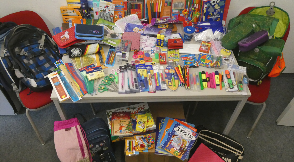 Büro KINDER(ar)MUT bekommt Schulmaterialspende