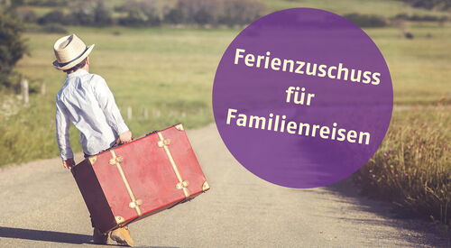 Junge mit Hut trägt einen großen Koffer und geht einen Weg entlang, daneben der Schriftzug „Ferienzuschuss für Familienreisen“.