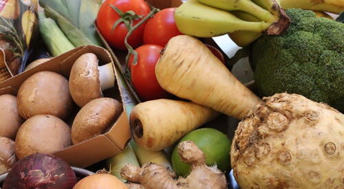 Gemüse. Tomaten, Zwiebeln, Champions, Brokkoli, Bananen.