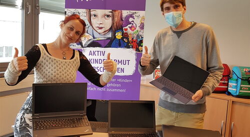 2 Personen die die Daumen nach oben halten mit Laptops