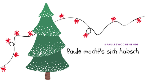 Ein Weihnachtsbaum mit einer Schnur mit Sternen dran