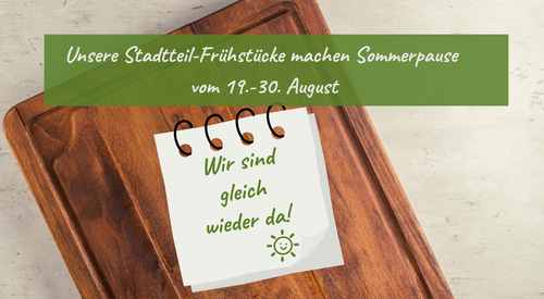 Ein leeres Schneidebrett. Darüber weiße Schrift auf grünem Balken: Unsere Stadtteil-Frühstücke machen Sommerpause vom 19. bis 30. August.