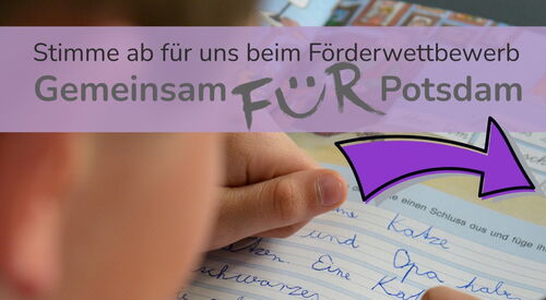 Ein Kind schreibt in ein Schulheft. Darüber steht der Text: „Stimme ab für uns beim Förderwettbewerb GEMEINSAM FÜR POTSDAM“.
