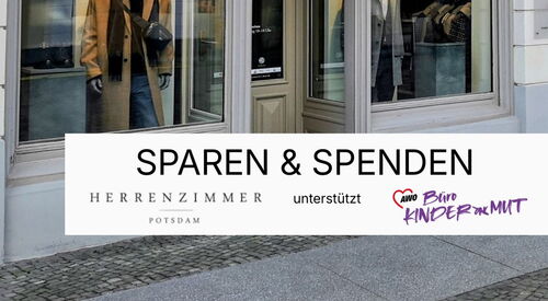 Außenansicht des „Herrenzimmer“-Ladens mit der Beschriftung „SPAREN & SPENDEN“. zwei Schaufensterpuppen im Schaufenster.