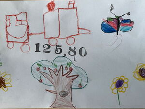 Kinderzeichnung mit Baum, Blumen, Feuerwehr und Schmetterling.