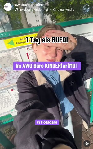 Ein Instagram Post. Selfi. Frau an Haltestelle. Darüber der Text: 1 Tag als Bufti im AWO Büro Kindermut in Potsdam.