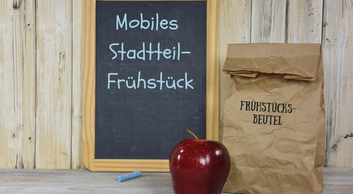 Eine Tafel, ein Apfel und ein Frühstücksbeutel
