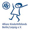 Blaues Logo mit stilisierter Strichfigur neben einem Kreis mit drei schrägen Linien, darunter Schriftzug „Allianz Kinderhilfsfonds Berlin/Leipzig e. V.“.
