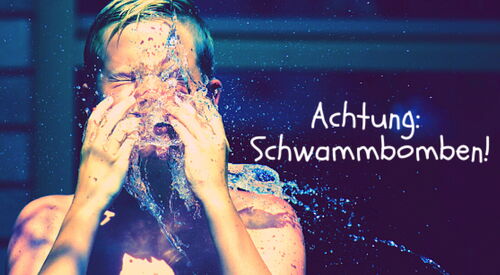 Ein Junge bekommt einen Wasserschwall in das Gesicht. Der Text im Bild lautet: Achtung: Schwammbomben!