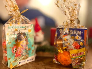 Zwei kleine Geschenktütchen mit Süßem und kleinen Wissens-Büchlein.