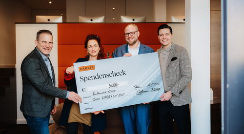 Stefan Hamann und Phillip Carstens von Dahler und Company übergeben einen symbolischen Spendenscheck über 5000 Euro an Franziska Löffler und Jörn Mensching, Leitung des AWO Büro Kindermut