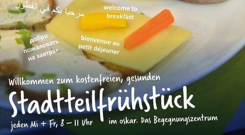 Nahaufnahme von Brotscheiben mit Käse, Möhren- und Paprikastücken auf einem Teller. Text auf dem Bild: willkommen zum kostenfreien, gesunden Stadtteilfrühstück