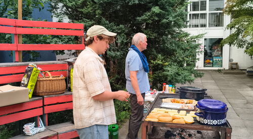 2 Personen am Grillstand.