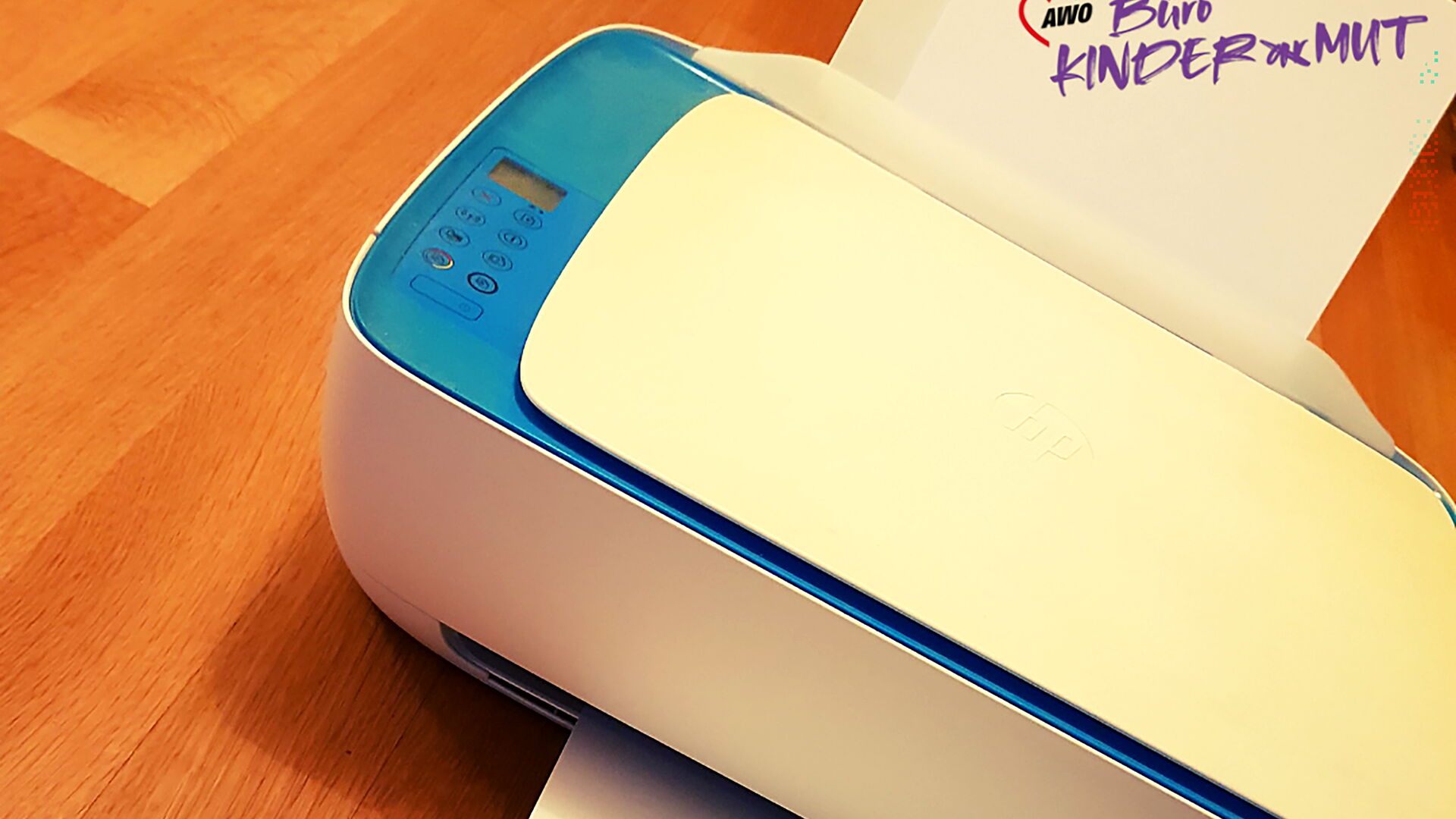 Ein Drucker mit einer Seite Büro Kindermut