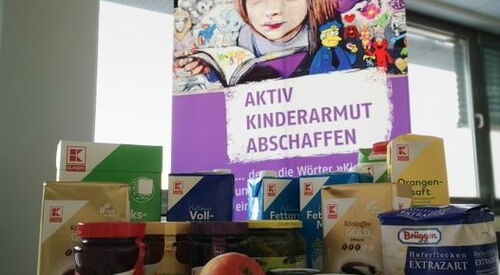 Ein Plakat von Büro Kindermut mit Lebensmitteln im Vordergrund