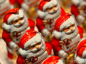 Viele Schoko-Nikoläuse stehen in Reih und Glied.