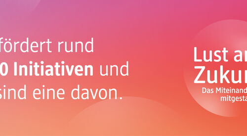 Weiße Schrift auf rosa-orange-Hintergrund. Text: dm fördert rund 3.000 Initiativen und wir sind eine davon.