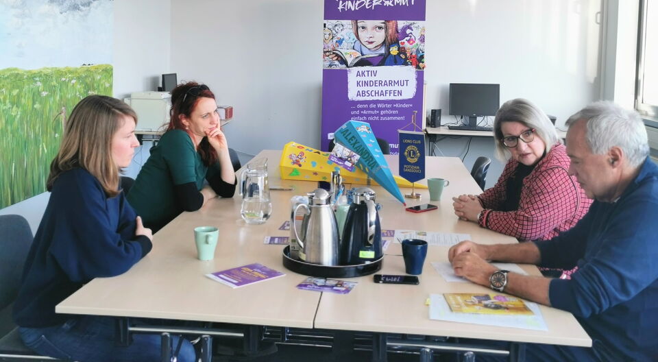Lions Club Potsdam-Sanssouci spendet fürs Büro KINDER(ar)MUT