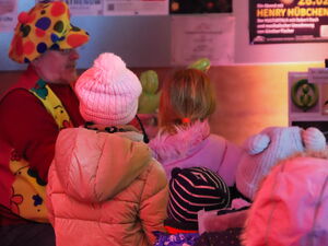 Kinder stehen in einer Schlage bei  Alfreds Bunter Ballonwelt um ein Ballontier oder -Blume zu ergattern.