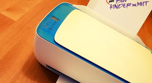 Ein Drucker mit einer Seite Büro Kindermut