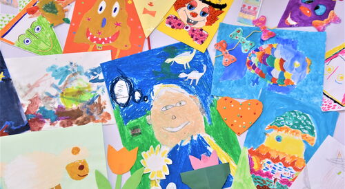 Viele bunte Zeichnungen von Kindern. Ein Küken im Osterei, ein Clown, ein Schaf, ein Fisch.