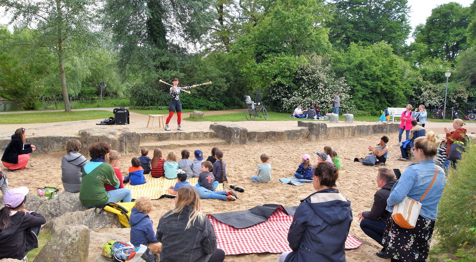 Kunterbunter Kindertag mit Geschichten von mutigen Mädchen