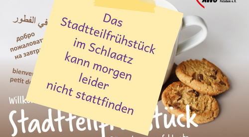 Flyer vom Stadtteilfrühstück darauf ein Post-it mit Text: Das Stadtteilfrühstück im Schlaatz kann morgen leider nicht stattfinden.