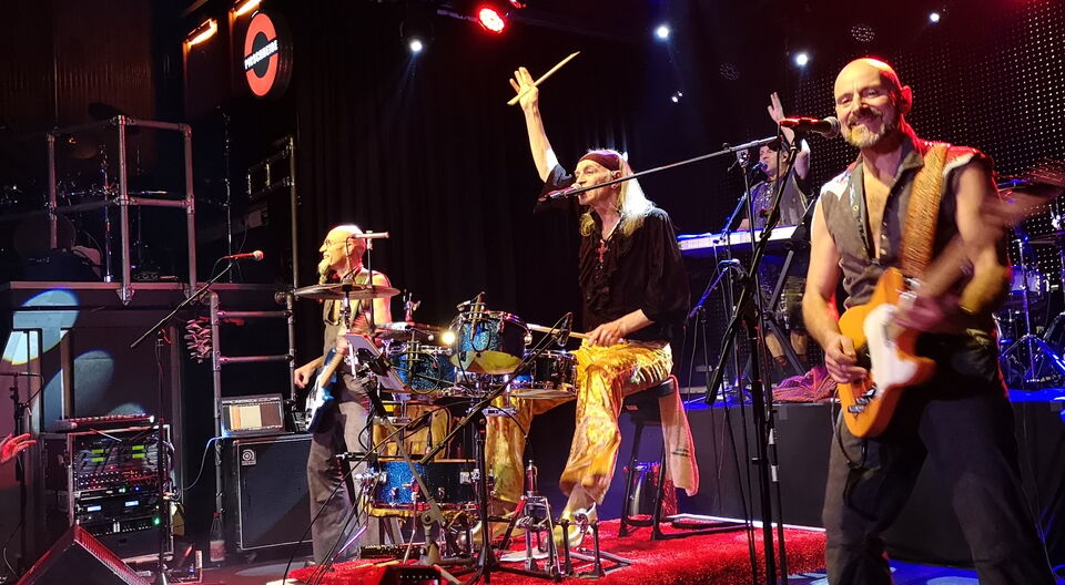 The Clogs und KUL Events spenden fürs AWO Büro KINDER(ar)MUT