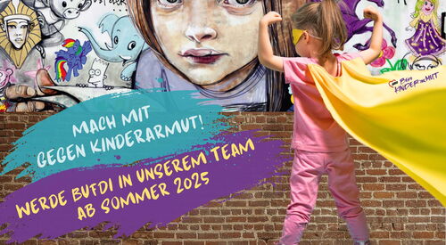 Rechts: kleines Mädchen im rosa Superheldinnen Kostüm mit gelben Umhang von Hinten daneben der Text: Mach mit gegen Kinderarmut. Werde Bufti in unserem Team ab Sommer 2025