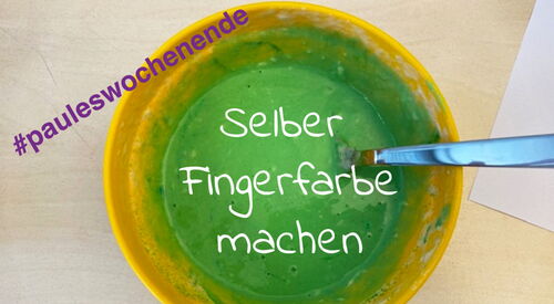 Eine gelbe Schale mit grüner Farbe mit der Aufschrift "Selber Fingerfarbe machen"
