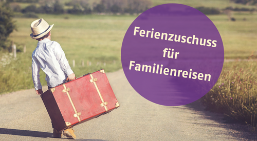 Junge mit riesigem Koffer auf einer Landstraße. In einen Lila Kreis steht: Ferienzuschuss für Familienreisen.