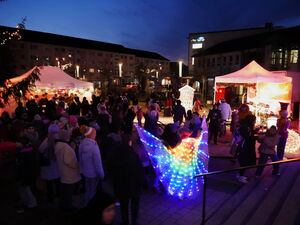 Markt im dunkeln, hübsch beleuchtet.