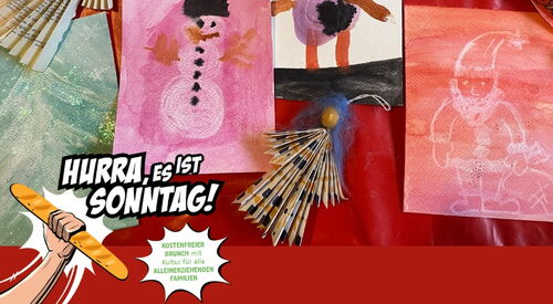 Rote Tischdecke, darauf weihnachtliche gemalte Bilder, Schneemann, glitzernder Tannenbaum und Weihnachtsmann und gebastelte Engel.