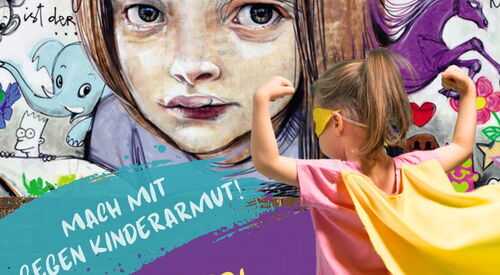 Rechts: kleines Mädchen im rosa Superheldinnen Kostüm mit gelben Umhang von Hinten daneben der Text: Mach mit gegen Kinderarmut. Werde Bufti in unserem Team ab Sommer 2025