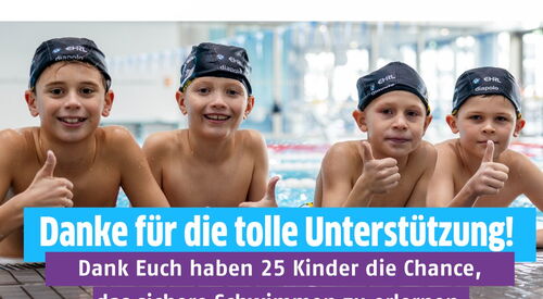 4 Jungs mit Badekappen im Hallenbad. Beine im Wasser, Oberkörper am Rand alle gucken lächelnd in die Kamera und recken den Daumen nach oben. Drunter steht: Danke für die tolle Unterstützung.