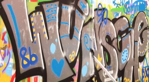 Graffiti besprühte Wand.