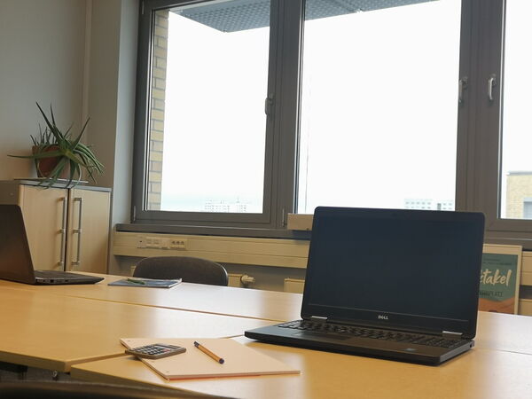 Schreibtische mit einem Laptop