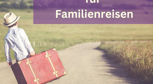 Ein Kind mit einem Koffer geht eine Straße entlang