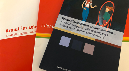 Bücher / Proschüren zum Thema Armut. Ganz oben liegt die Proschüre "Wenn Kinderarmut erwachsen wird"